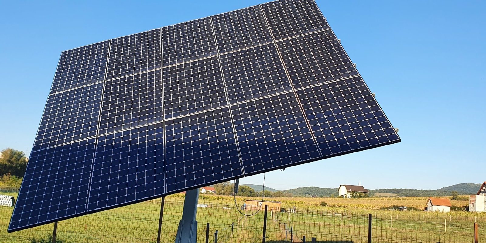 Instalare panouri fotovoltaice pe acoperiș industrial